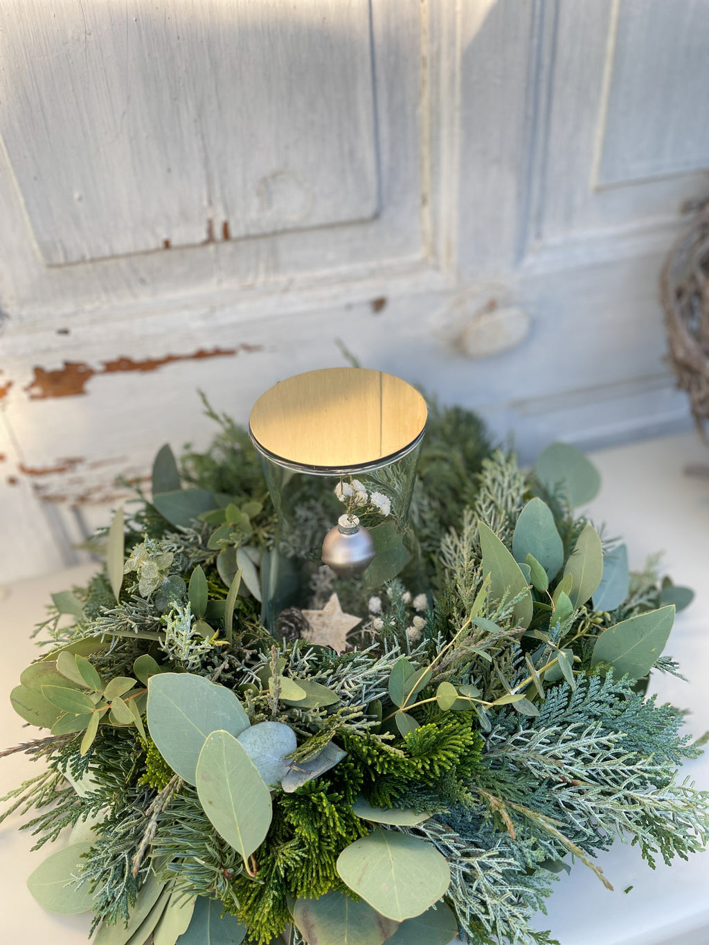 Winterkranz Greenery Light aus Eukalyptus und Koniferengrün, mit Glasvase, optionaler Lichterkette, anthrazitfarbener Kugel, Tischdekoration