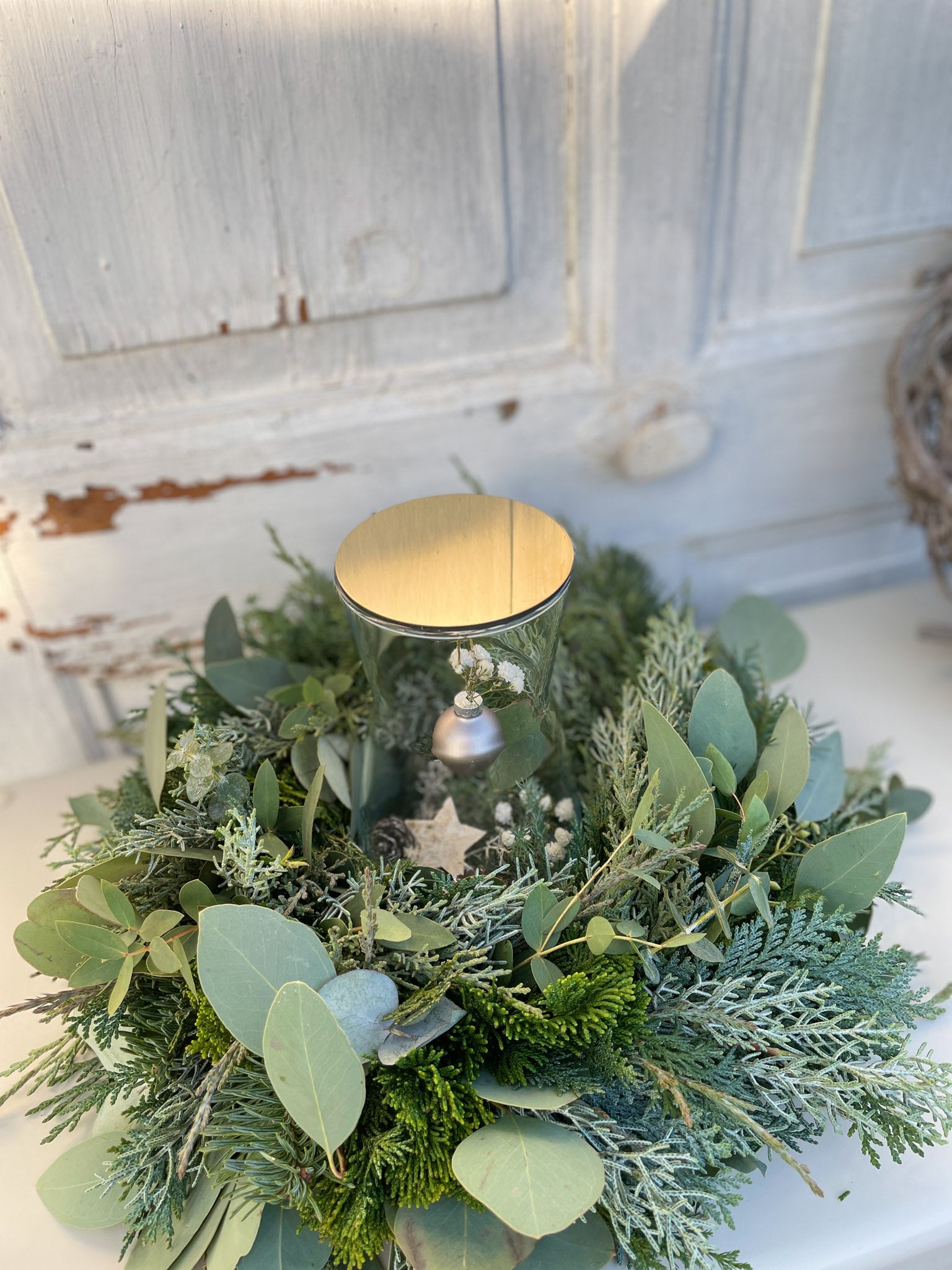 Winterkranz Greenery Light aus Eukalyptus und Koniferengrün, mit Glasvase, optionaler Lichterkette, anthrazitfarbener Kugel, Tischdekoration