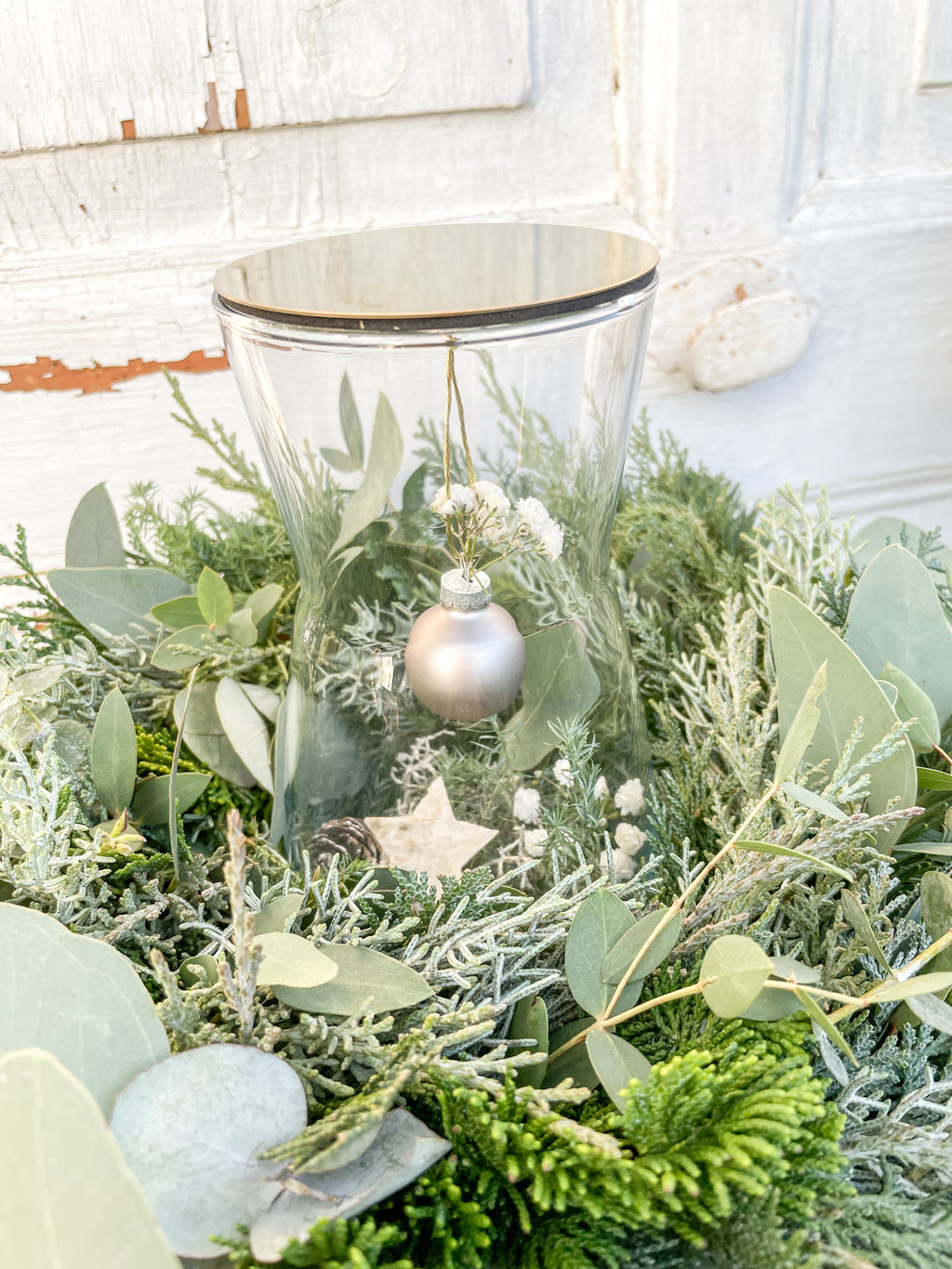 Nahaufnahme Winterkranz Greenery Light, Glasvase mit Eukalyptus und Koniferengrün, Lichterkette optional, Kugelanhänger anthrazit