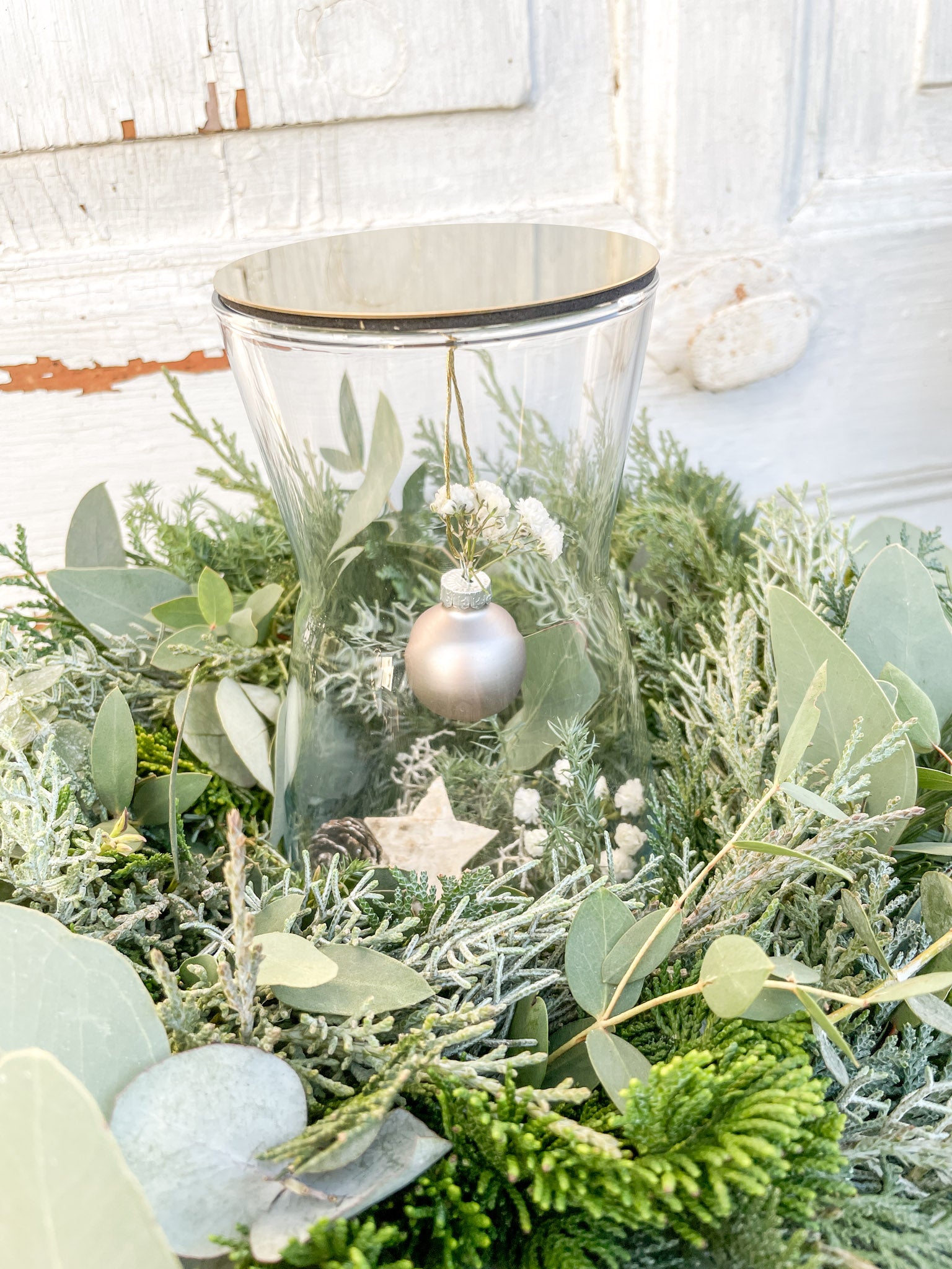 Nahaufnahme Winterkranz Greenery Light, Glasvase mit Eukalyptus und Koniferengrün, Lichterkette optional, Kugelanhänger anthrazit