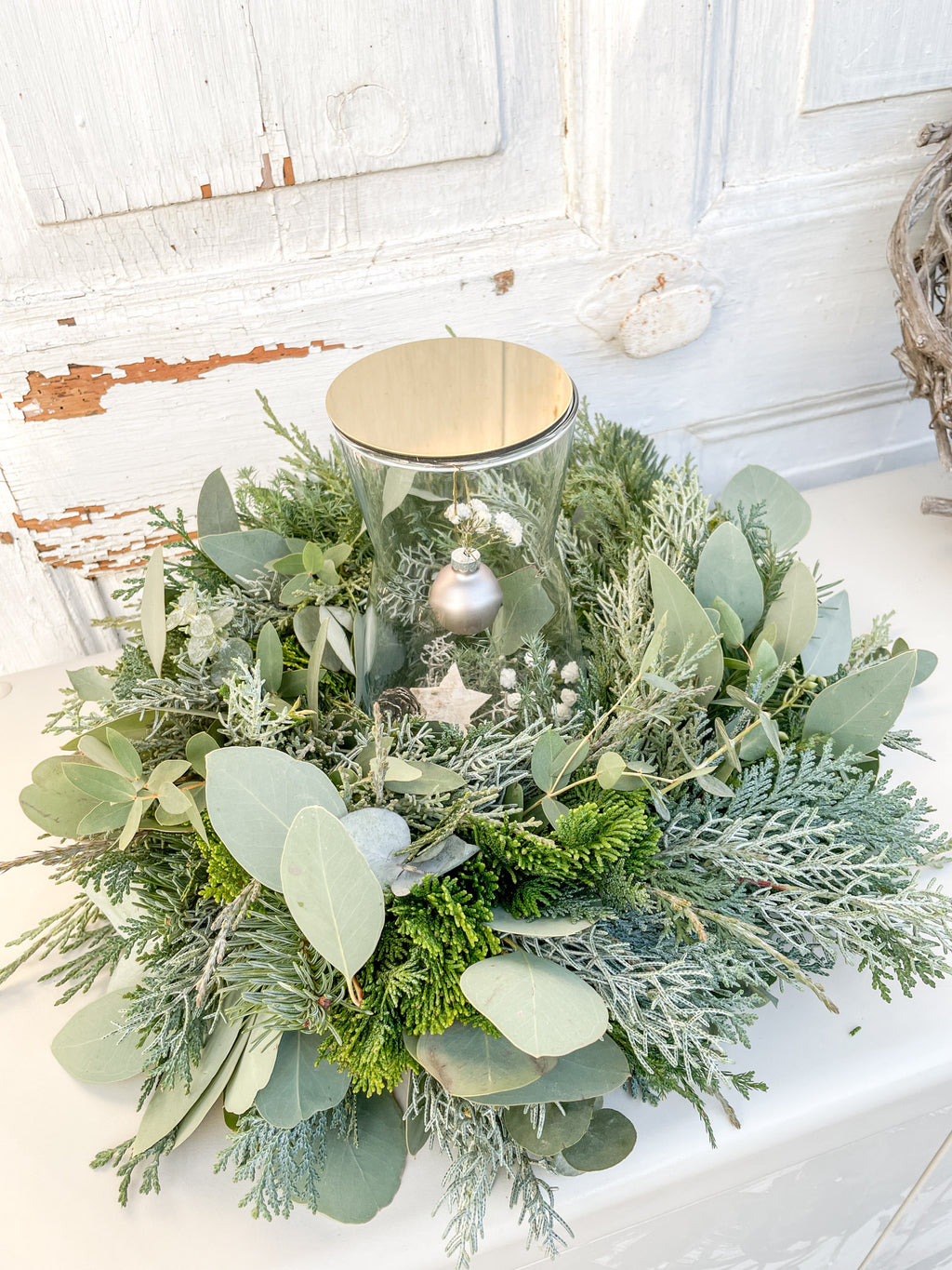 Winterkranz Greenery Light aus Eukalyptus und Koniferengrün, mit Glasvase, optionaler Lichterkette, anthrazitfarbener Kugel, Tischdekoration