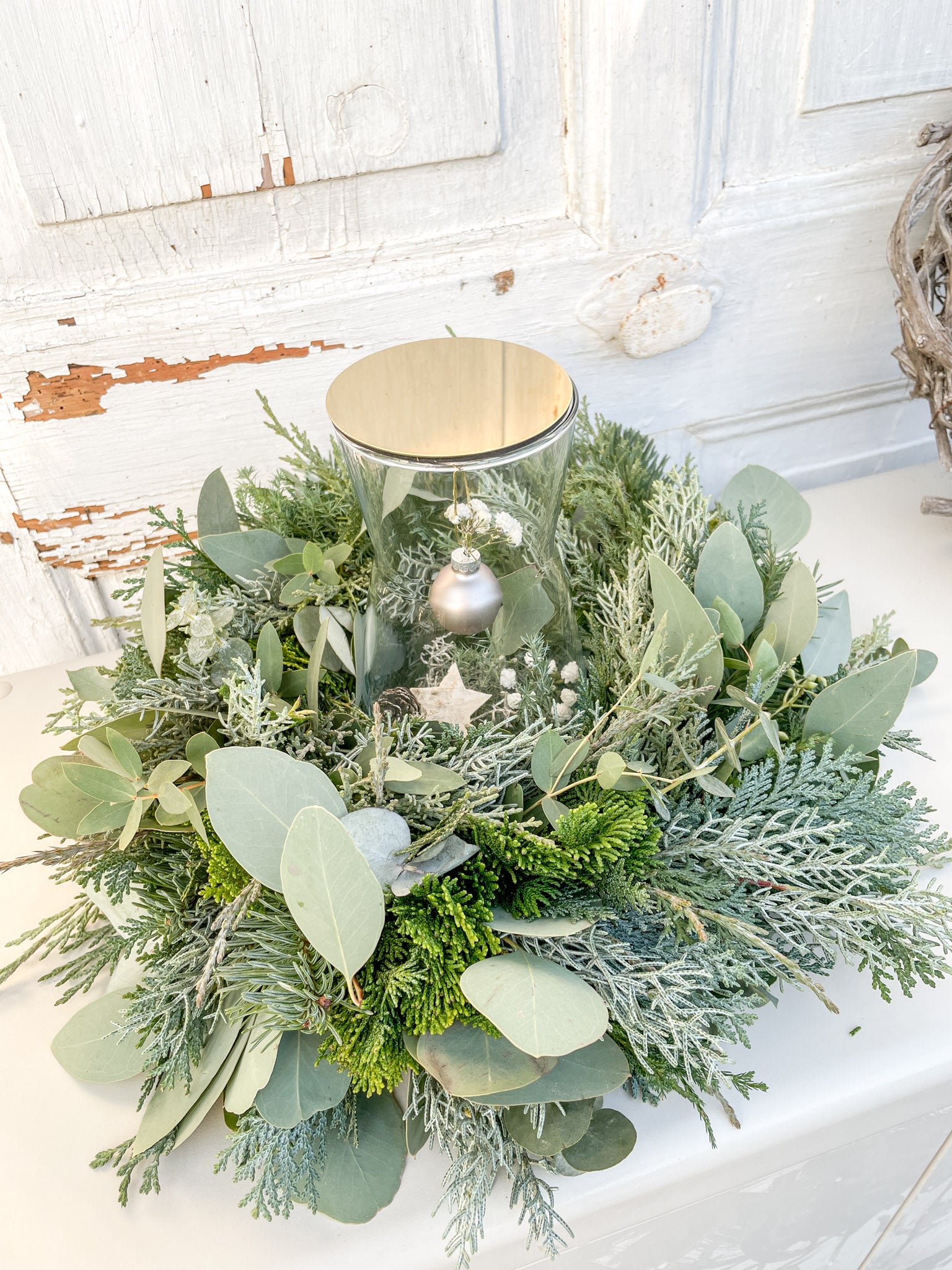 Winterkranz Greenery Light aus Eukalyptus und Koniferengrün, mit Glasvase, optionaler Lichterkette, anthrazitfarbener Kugel, Tischdekoration