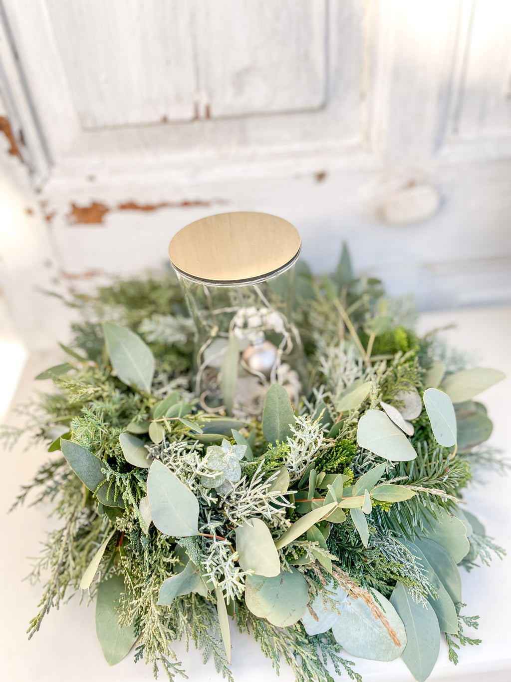 Winterkranz Greenery Light aus Eukalyptus und Koniferengrün, mit Glasvase, optionaler Lichterkette, anthrazitfarbener Kugel, Tischdekoration