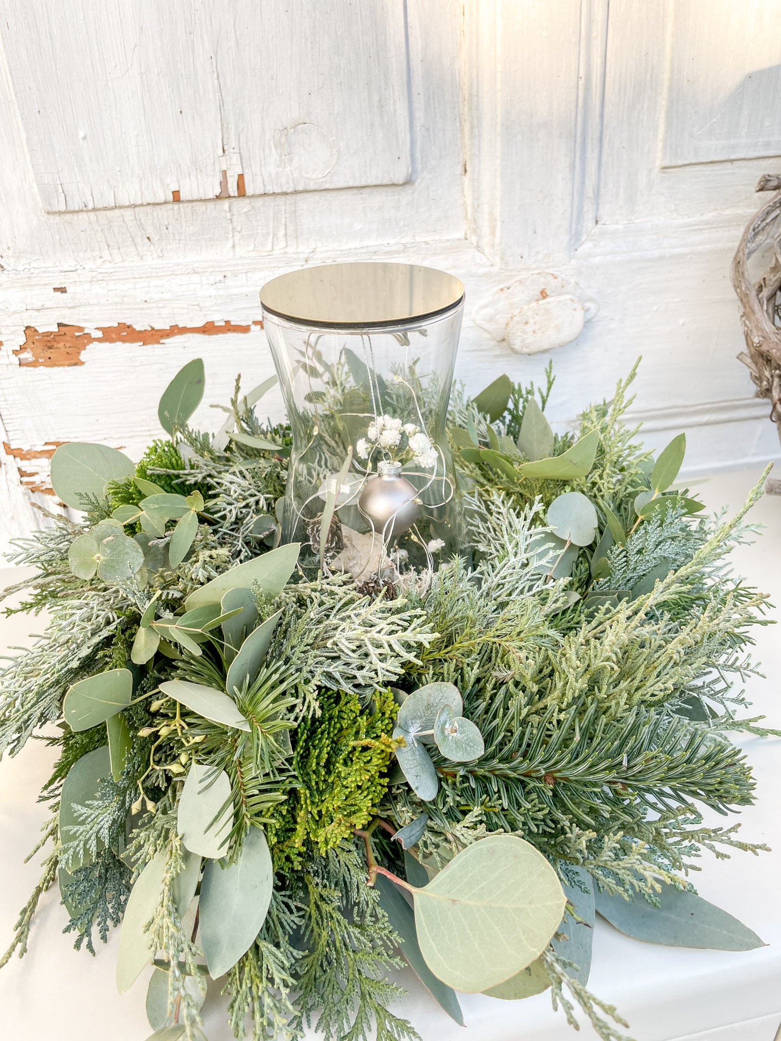 Winterkranz Greenery Light aus Eukalyptus und Koniferengrün, mit Glasvase, optionaler Lichterkette, anthrazitfarbener Kugel, Tischdekoration