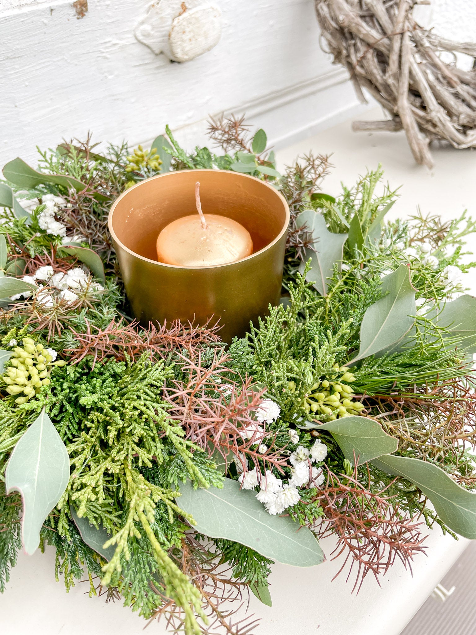 Winterkranz ‚Cozy Forest‘ Hochformat, Koniferengrün in Grün-, Blau- und Brauntönen mit Eukalyptus und weißem Schleierkraut, dekorativ gebunden als Tür- oder Tischkranz