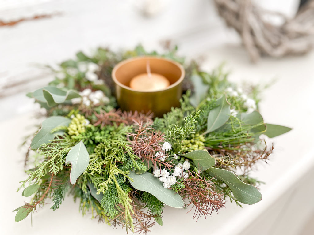 Winterkranz ‚Cozy Forest‘ Querformat, minimalistisches Design mit Koniferengrün, Eukalyptus und weißem Schleierkraut, ideal als Tür- oder Tischdekoration