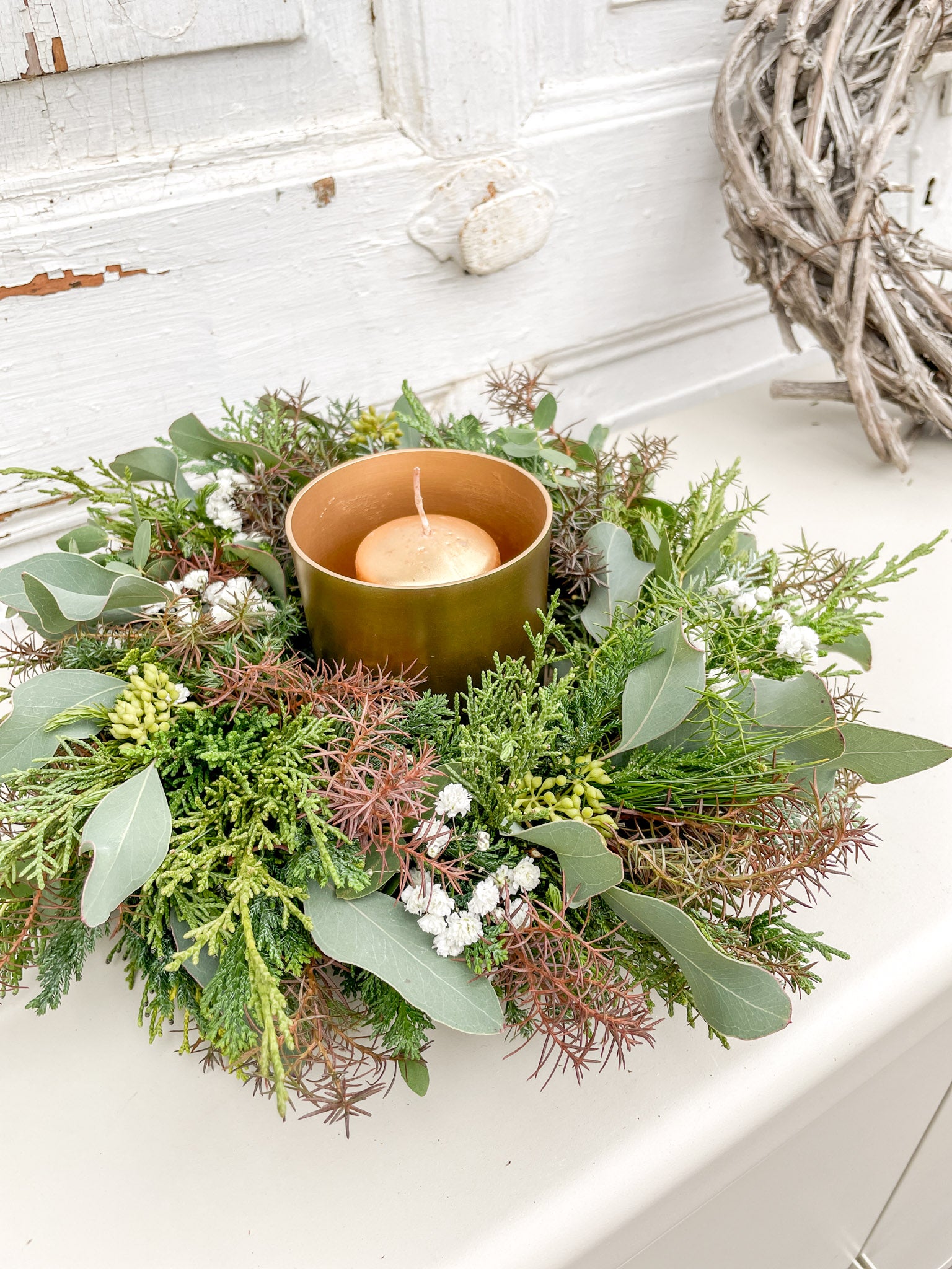 Winterkranz ‚Cozy Forest‘ Hochformat, Koniferengrün in Grün-, Blau- und Brauntönen mit Eukalyptus und weißem Schleierkraut, dekorativ gebunden als Tür- oder Tischkranz