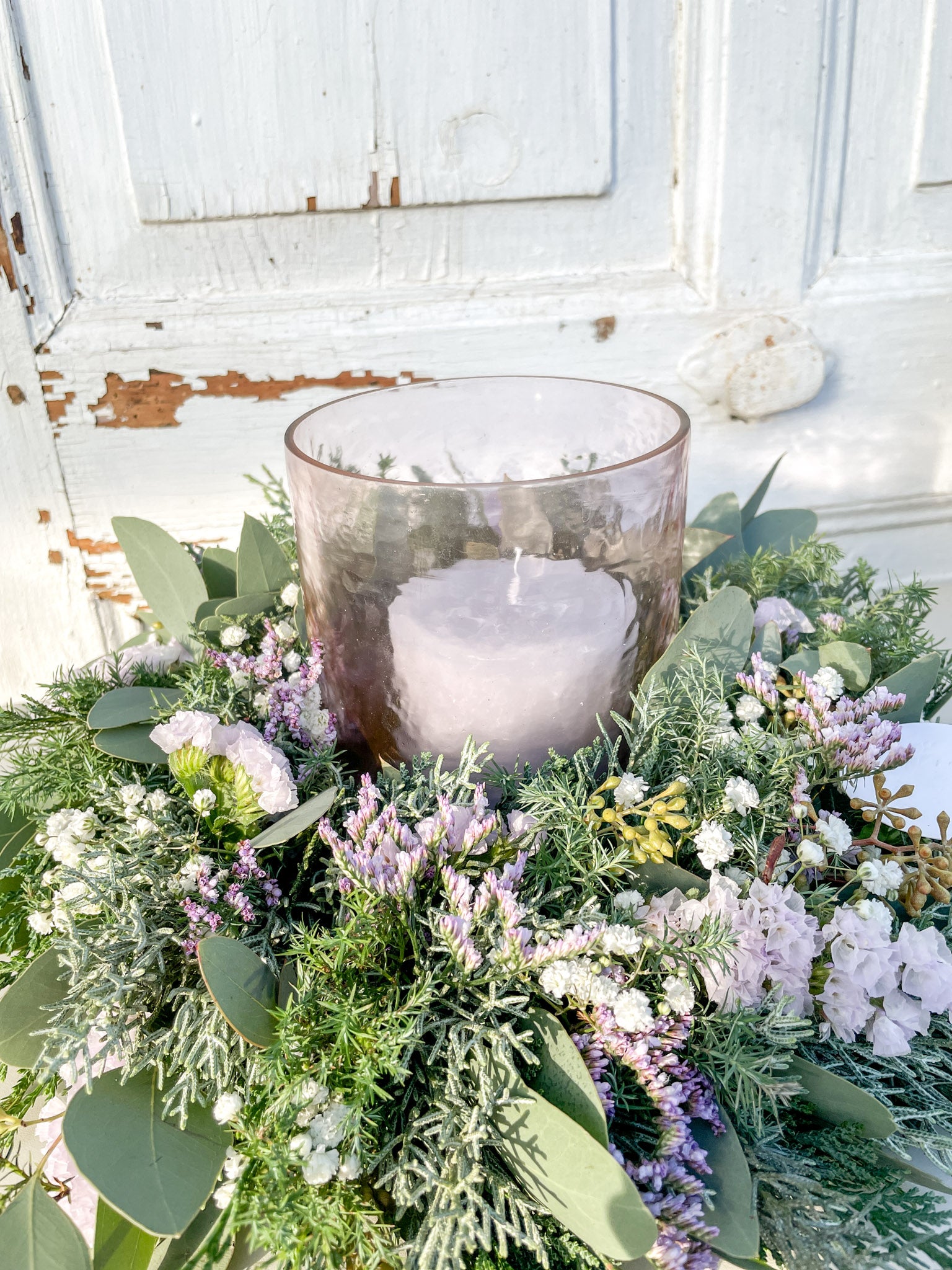 Detailaufnahme des Koniferengrüns und Eukalyptus im Winterkranz ‚Purple Frost‘, stabilisierte Materialien für langlebige winterliche Dekoration