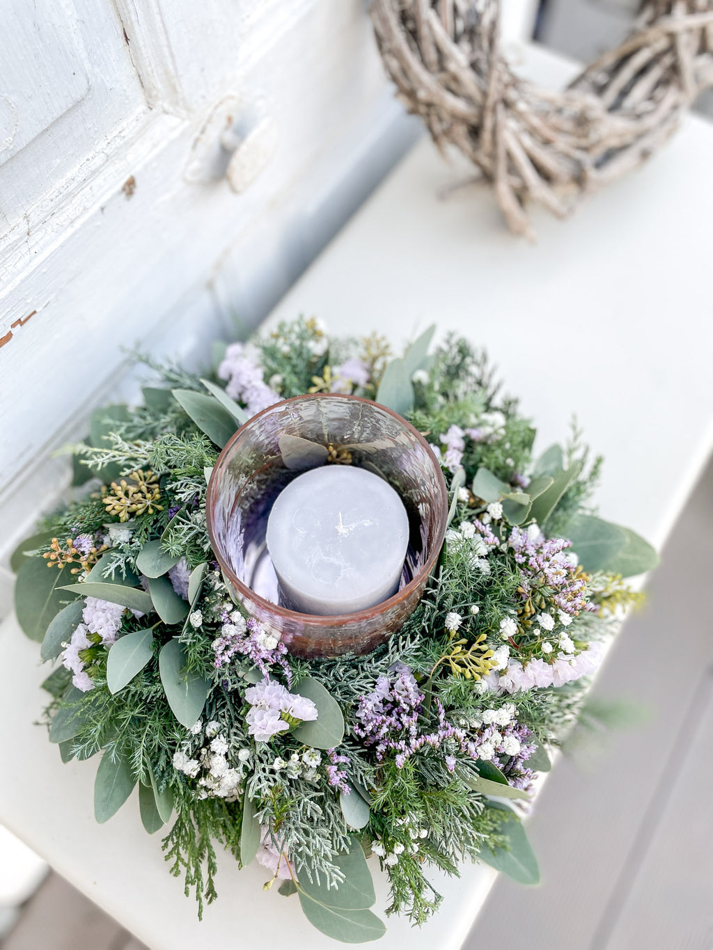 Vogelperspektive auf Winterkranz ‚Purple Frost‘, Eukalyptus, Koniferengrün in Blautönen und lila Highlights aus Strandflieder: Statice und Limonium