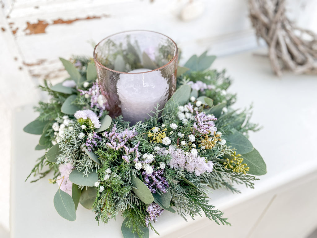 Winterkranz ‚Purple Frost‘ Querformat, moderner Winterkranz mit Eukalyptus, Koniferengrün und lila Akzenten für Tür- oder Tischdekoration