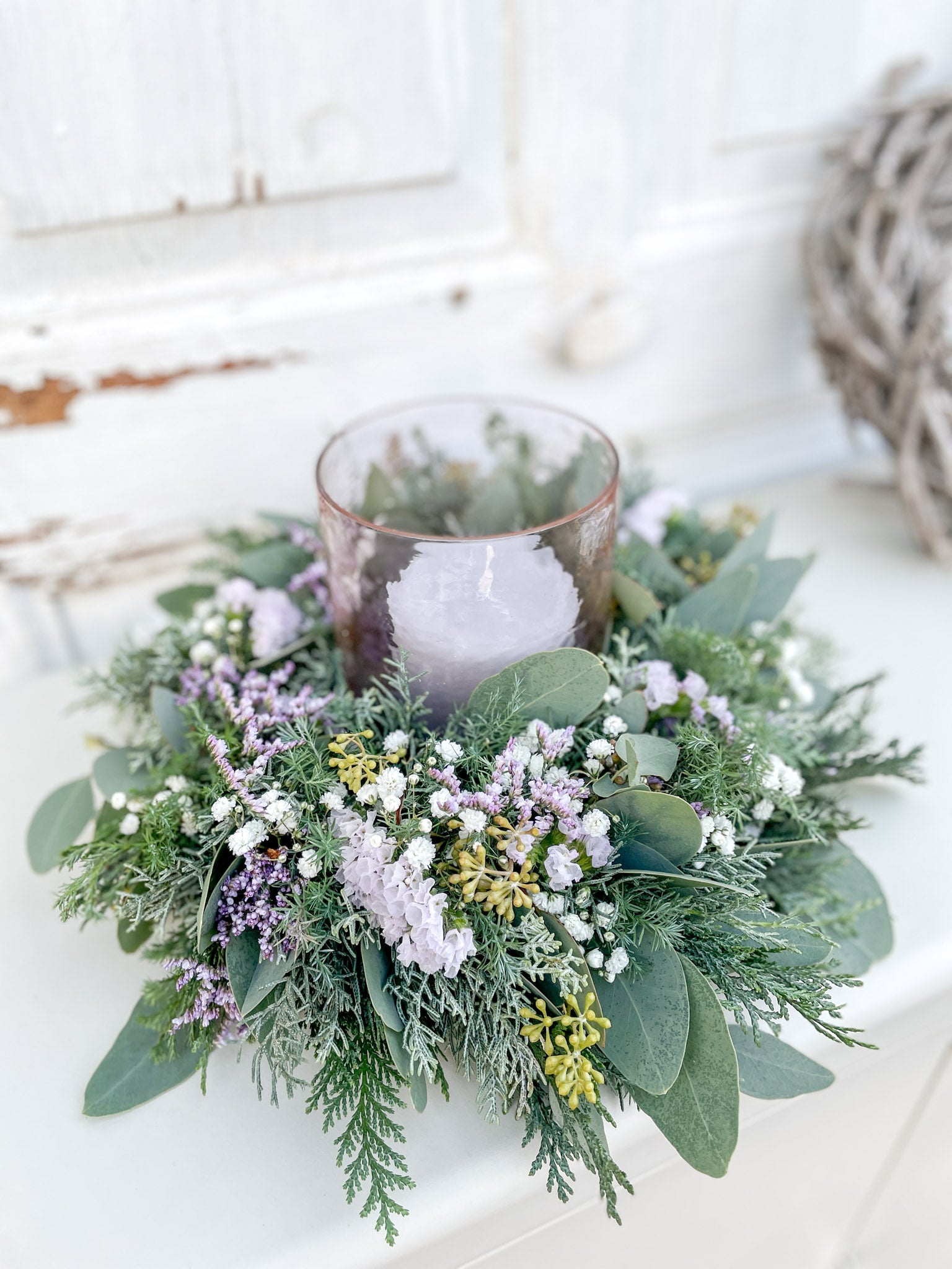 Winterkranz ‚Purple Frost‘ Hochformat, Eukalyptus und Koniferengrün in Blautönen mit lilafarbenen Highlights aus Strandflieder: Statice und Limonium