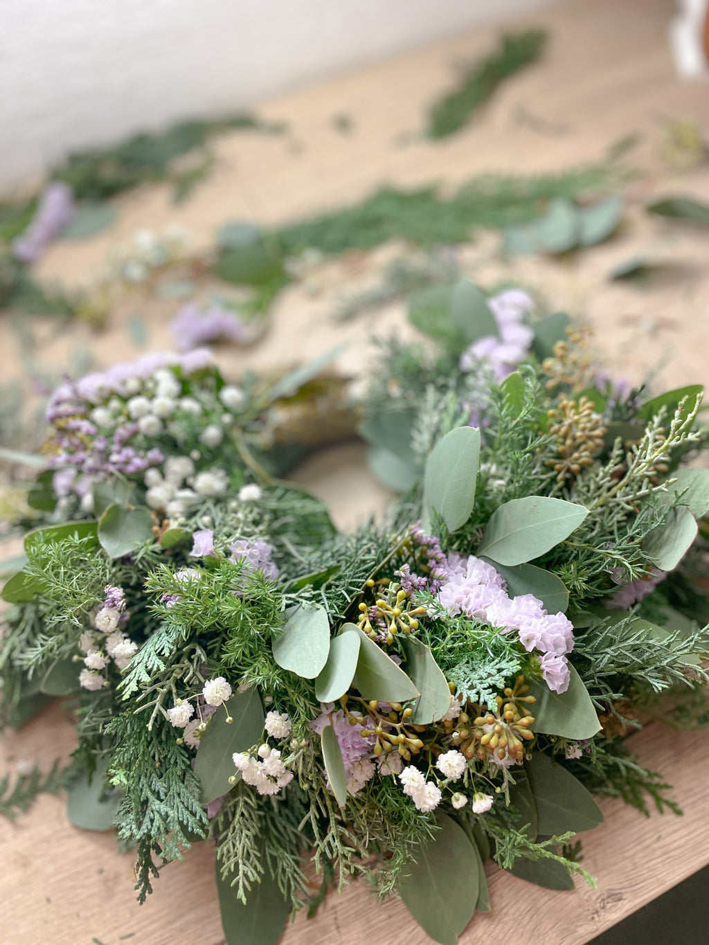 Entstehungsprozess - Winterkranz ‚Purple Frost‘ Hochformat, moderner Winterkranz mit Eukalyptus, Koniferengrün und lila Akzenten für Tür- oder Tischdekoration
