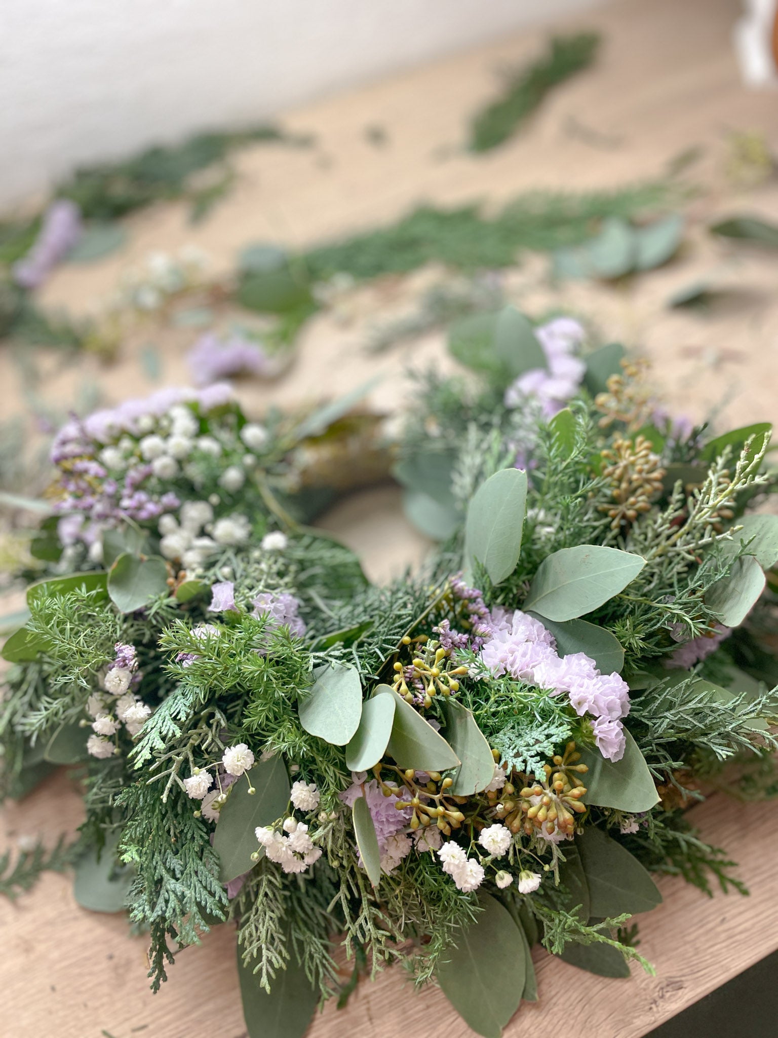 Entstehungsprozess - Winterkranz ‚Purple Frost‘ Hochformat, moderner Winterkranz mit Eukalyptus, Koniferengrün und lila Akzenten für Tür- oder Tischdekoration