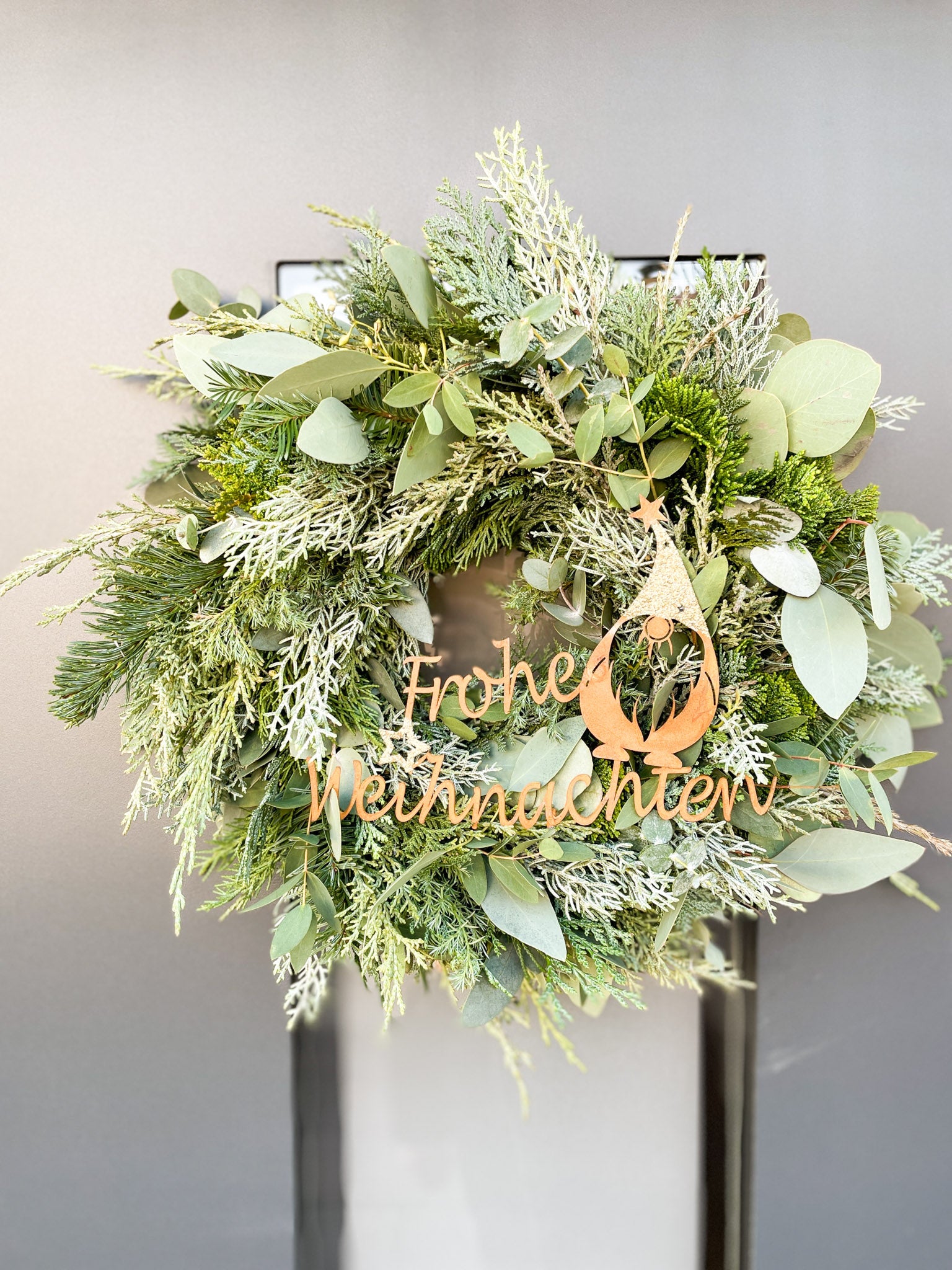 Winterkranz Frohe Weihnachten, Eukalyptus & Koniferengrün, rostiger Metall-Schriftzug, Winterwichtel, Goldglitzer, S/M/L, handgefertigt