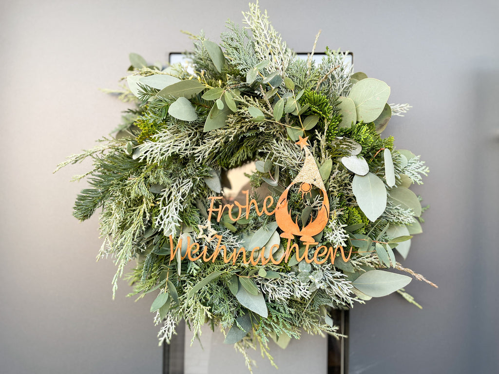 Winterkranz Frohe Weihnachten, Eukalyptus & Koniferengrün, rostiger Metall-Schriftzug, Winterwichtel, Goldglitzer, S/M/L, handgefertigt