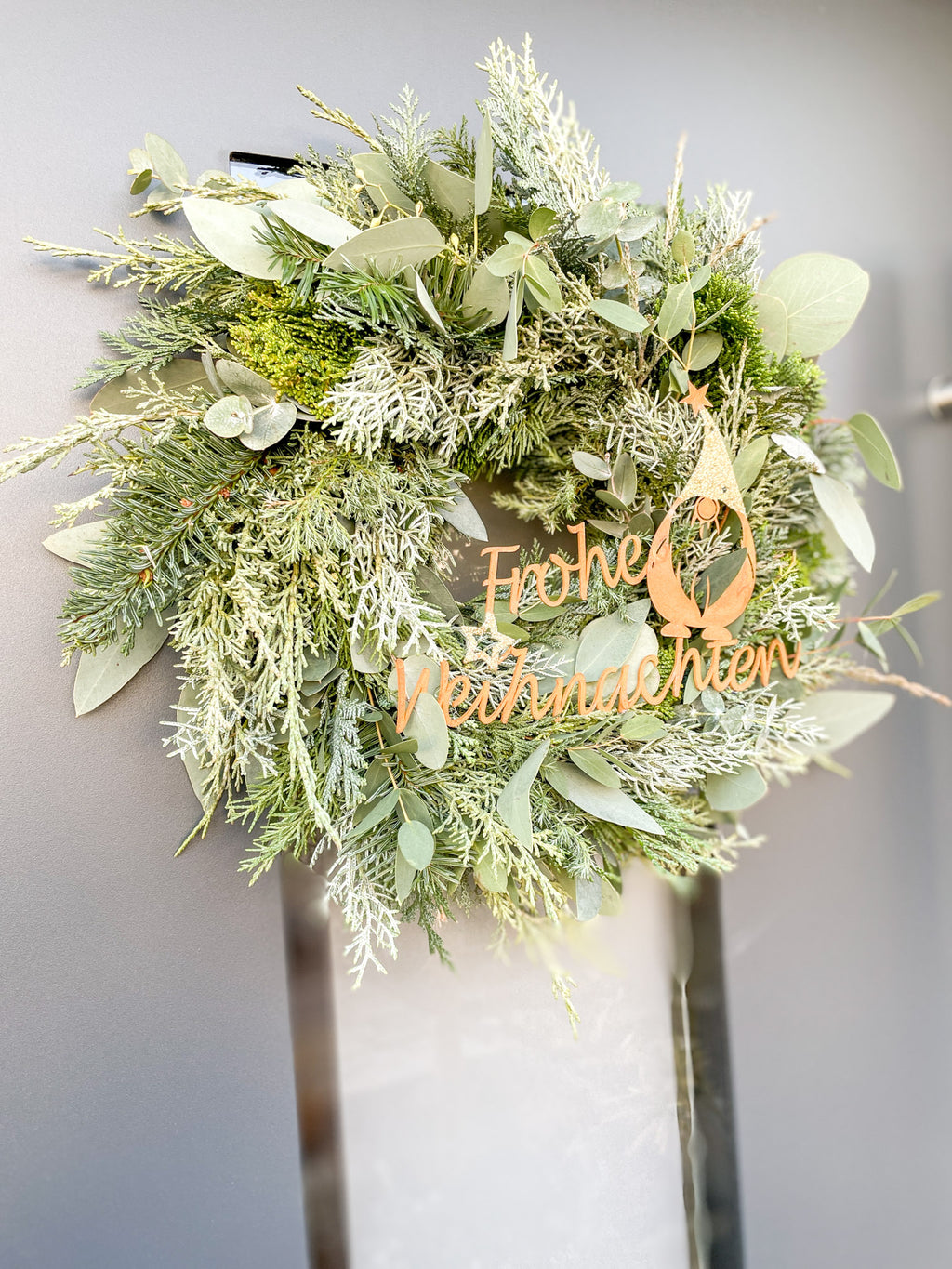 Winterkranz Frohe Weihnachten, Eukalyptus & Koniferengrün, rostiger Metall-Schriftzug, Winterwichtel, Goldglitzer, S/M/L, handgefertigt