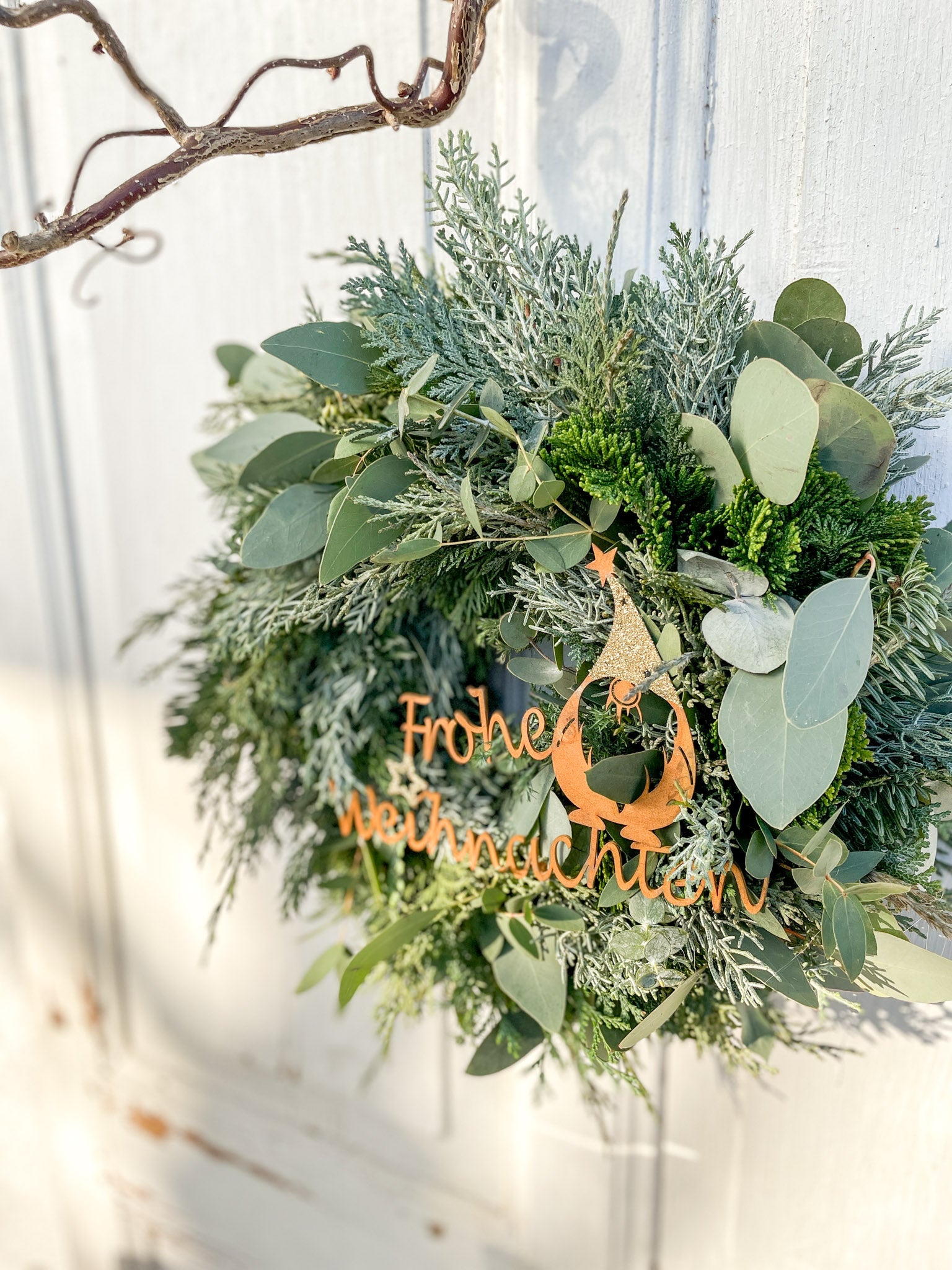 Winterkranz Frohe Weihnachten, Eukalyptus & Koniferengrün, rostiger Metall-Schriftzug, Winterwichtel, Goldglitzer, S/M/L, handgefertigt