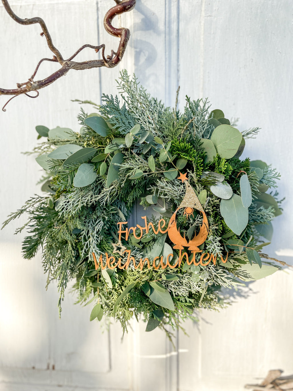 Winterkranz Frohe Weihnachten, Eukalyptus & Koniferengrün, rostiger Metall-Schriftzug, Winterwichtel, Goldglitzer, S/M/L, handgefertigt