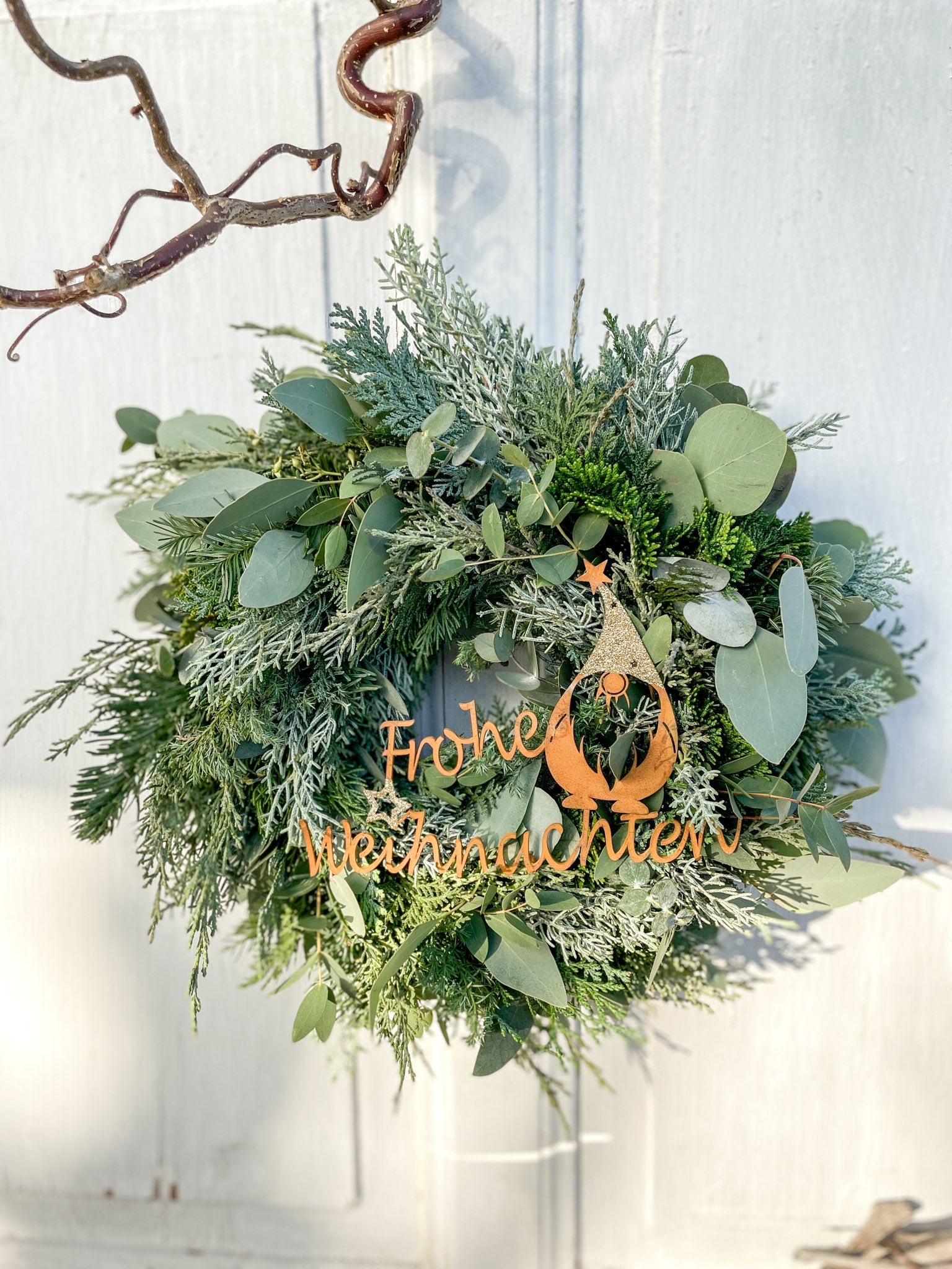 Winterkranz Frohe Weihnachten, Eukalyptus & Koniferengrün, rostiger Metall-Schriftzug, Winterwichtel, Goldglitzer, S/M/L, handgefertigt