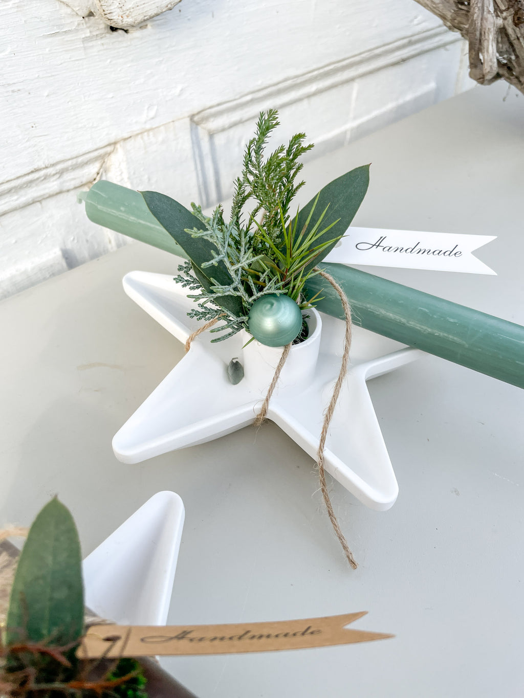 Mini-Dekoration ‚Raysin-Stern Winter‘ Hochformat, Raysin-Stern als Stabkerzenhalter, dekoriert mit Nadel- und Eukalyptusgrün