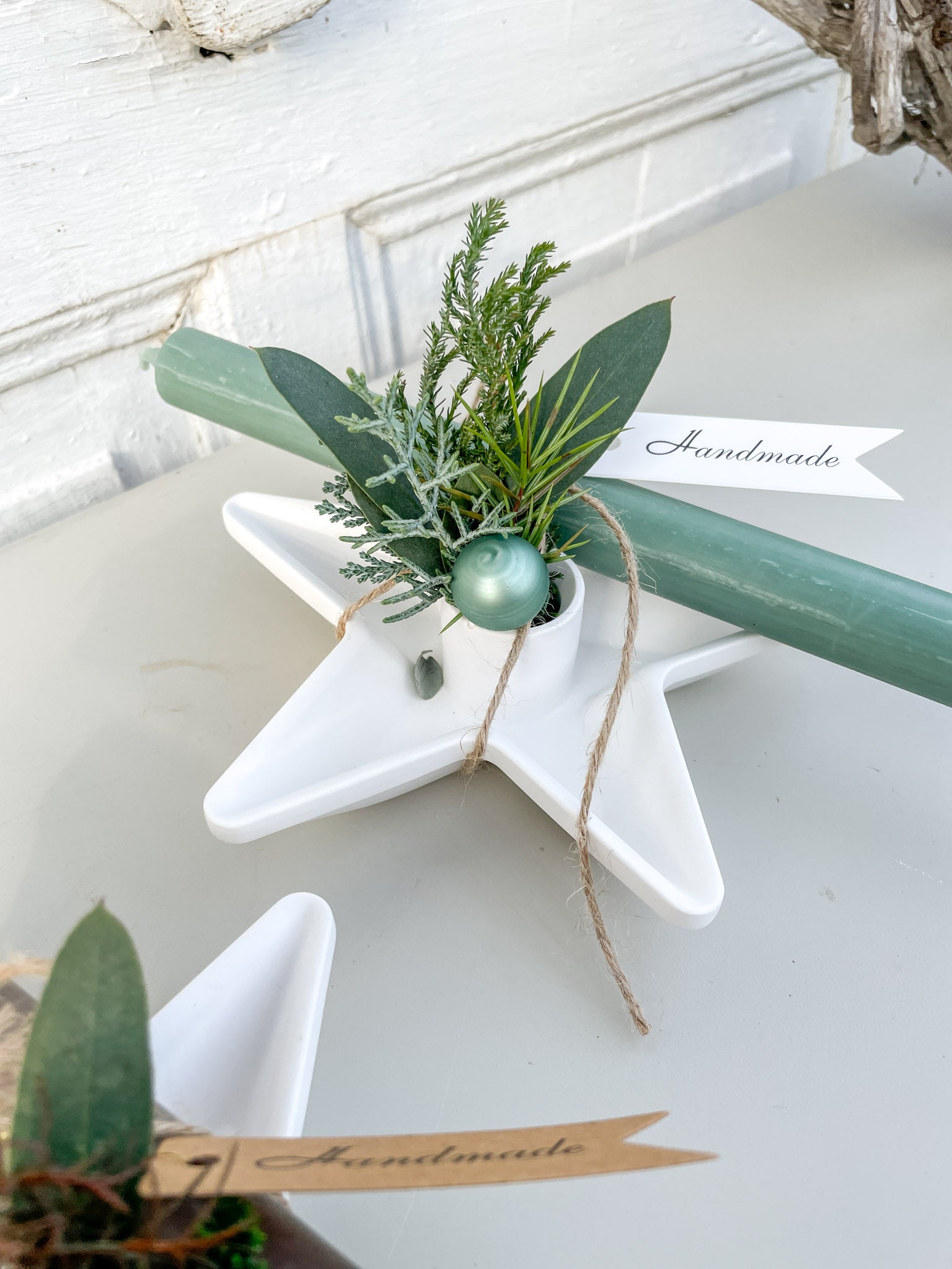Mini-Dekoration ‚Raysin-Stern Winter‘ Hochformat, Raysin-Stern als Stabkerzenhalter, dekoriert mit Nadel- und Eukalyptusgrün