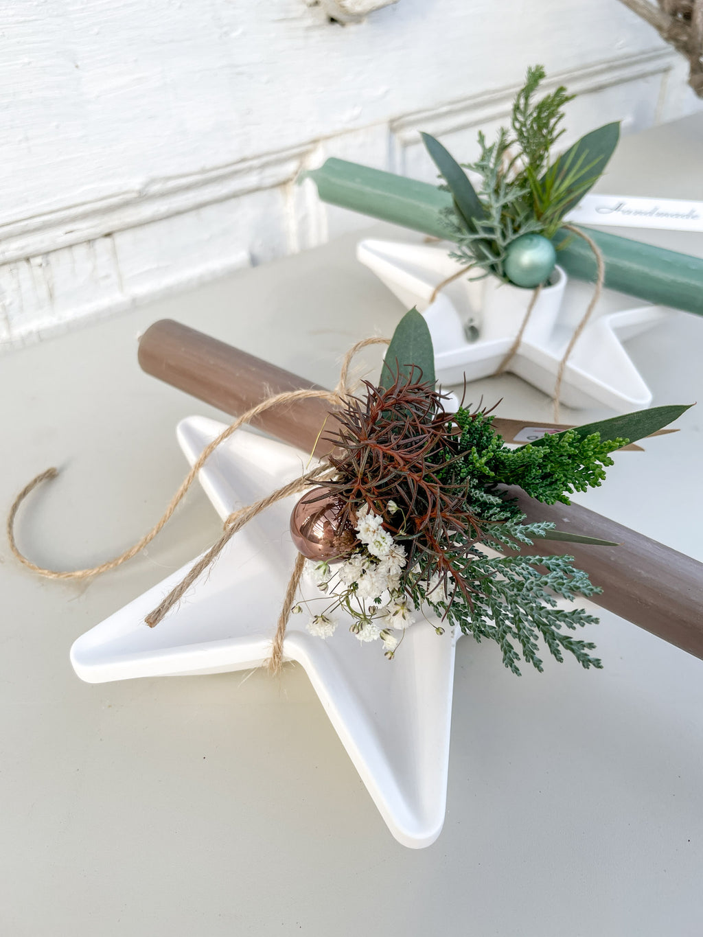 Mini-Dekoration ‚Raysin-Stern Winter‘ Hochformat, Raysin-Stern als Stabkerzenhalter, dekoriert mit Nadel- und Eukalyptusgrün