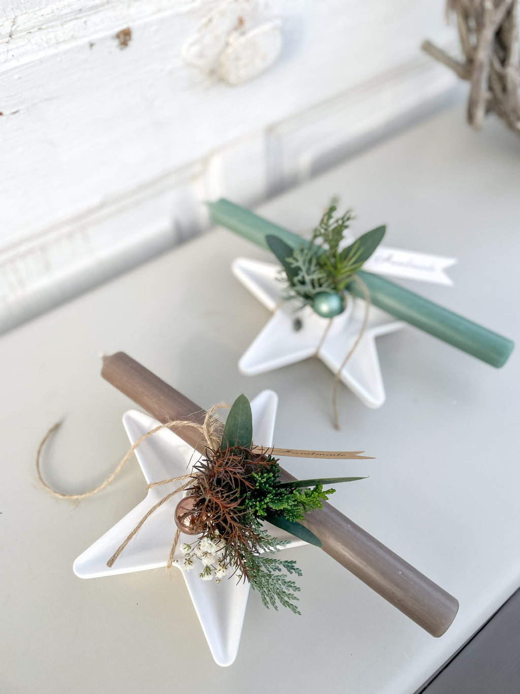 Mini-Dekoration ‚Raysin-Stern Winter‘ Hochformat, Raysin-Stern als Stabkerzenhalter, dekoriert mit Nadel- und Eukalyptusgrün
