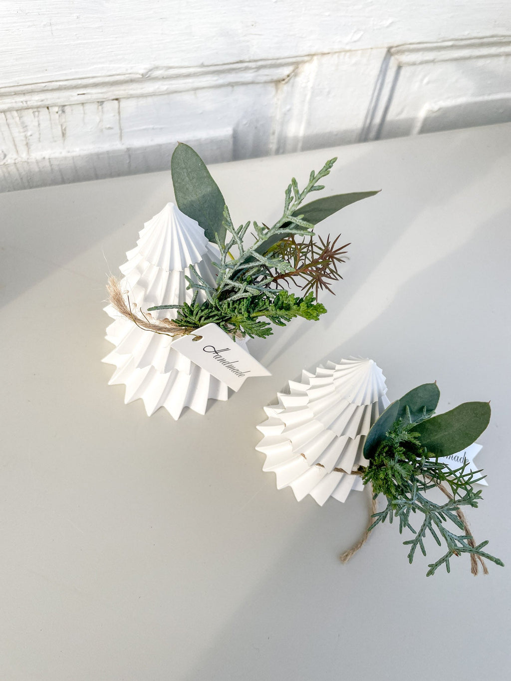 Raysin-Deko-Tannenbaum, zwei Größen, handgefertigt, dekoriert mit Jute-Band und Mini-Bouquet aus Nadel- und Eukalyptusgrün, Ansicht von Oben