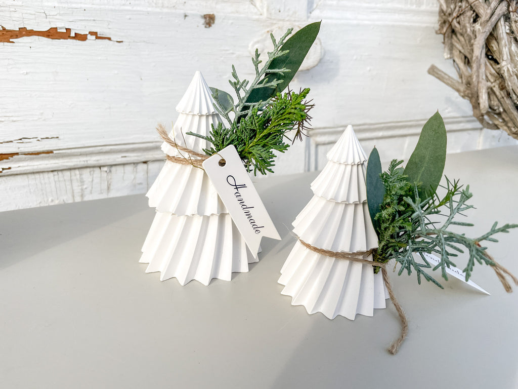 Raysin-Deko-Tannenbaum, zwei Größen, handgefertigt, dekoriert mit Jute-Band und Mini-Bouquet aus Nadel- und Eukalyptusgrün