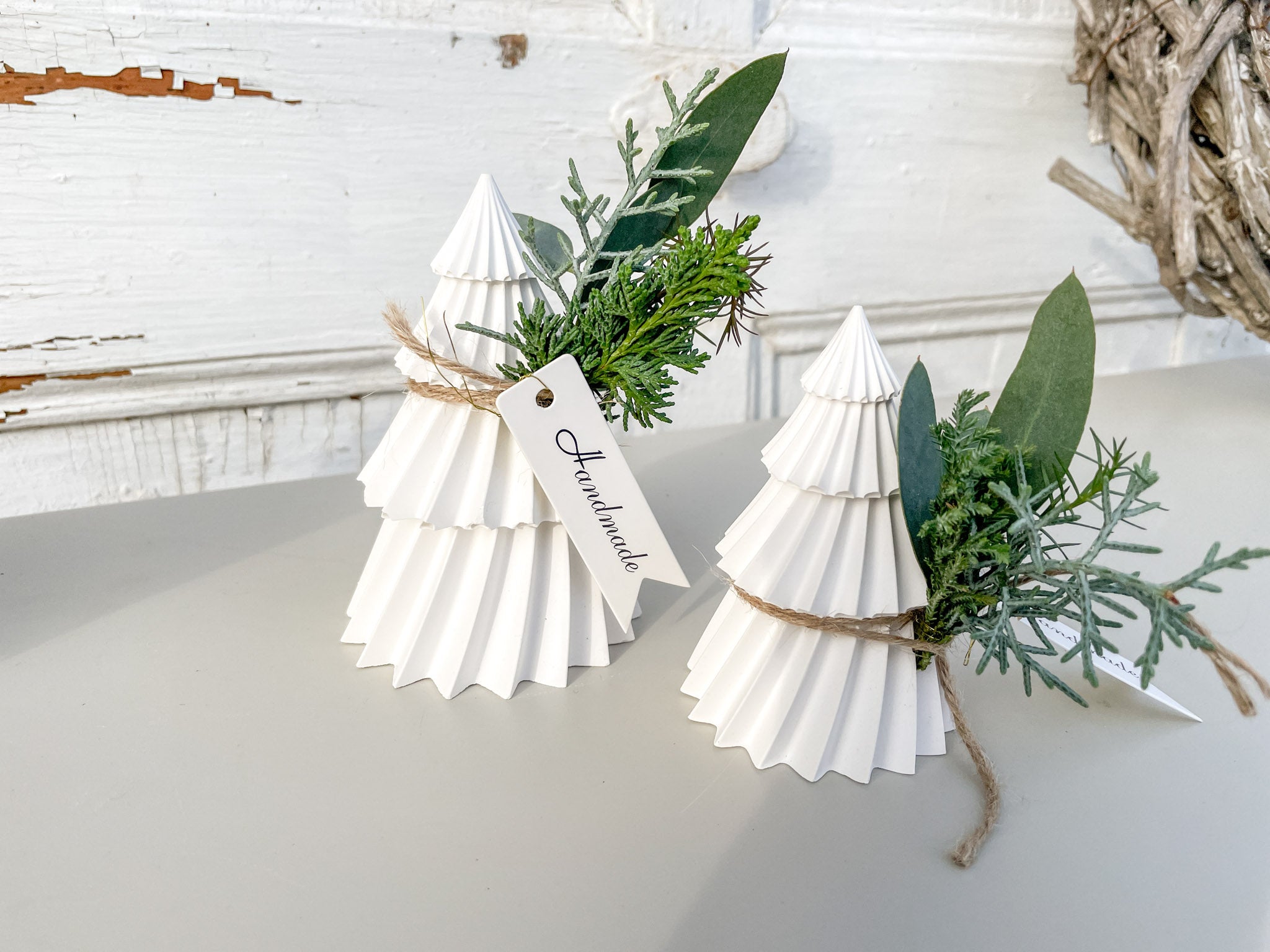 Raysin-Deko-Tannenbaum, zwei Größen, handgefertigt, dekoriert mit Jute-Band und Mini-Bouquet aus Nadel- und Eukalyptusgrün