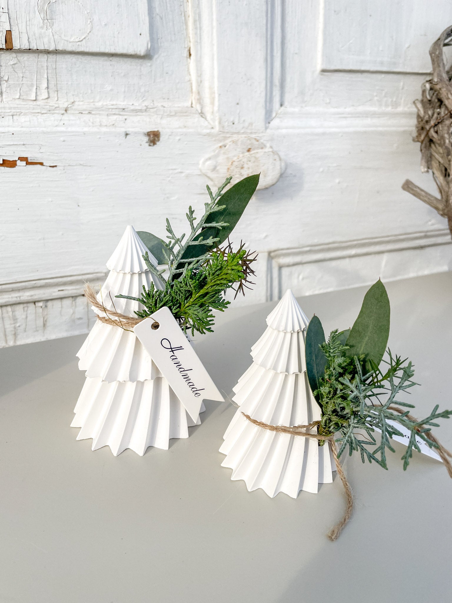 Raysin-Deko-Tannenbaum, zwei Größen, handgefertigt, dekoriert mit Jute-Band und Mini-Bouquet aus Nadel- und Eukalyptusgrün