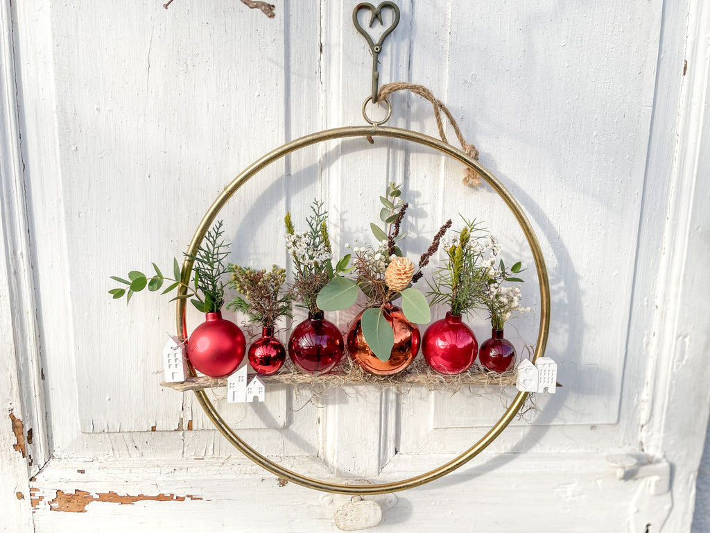 Unikat ‚Golden Circle‘ Querformat, goldener Ring mit Glaskugeln in Rottönen auf Treibholz, dekoriert mit Mini-Bouquets, als Tisch- oder Wanddekoration