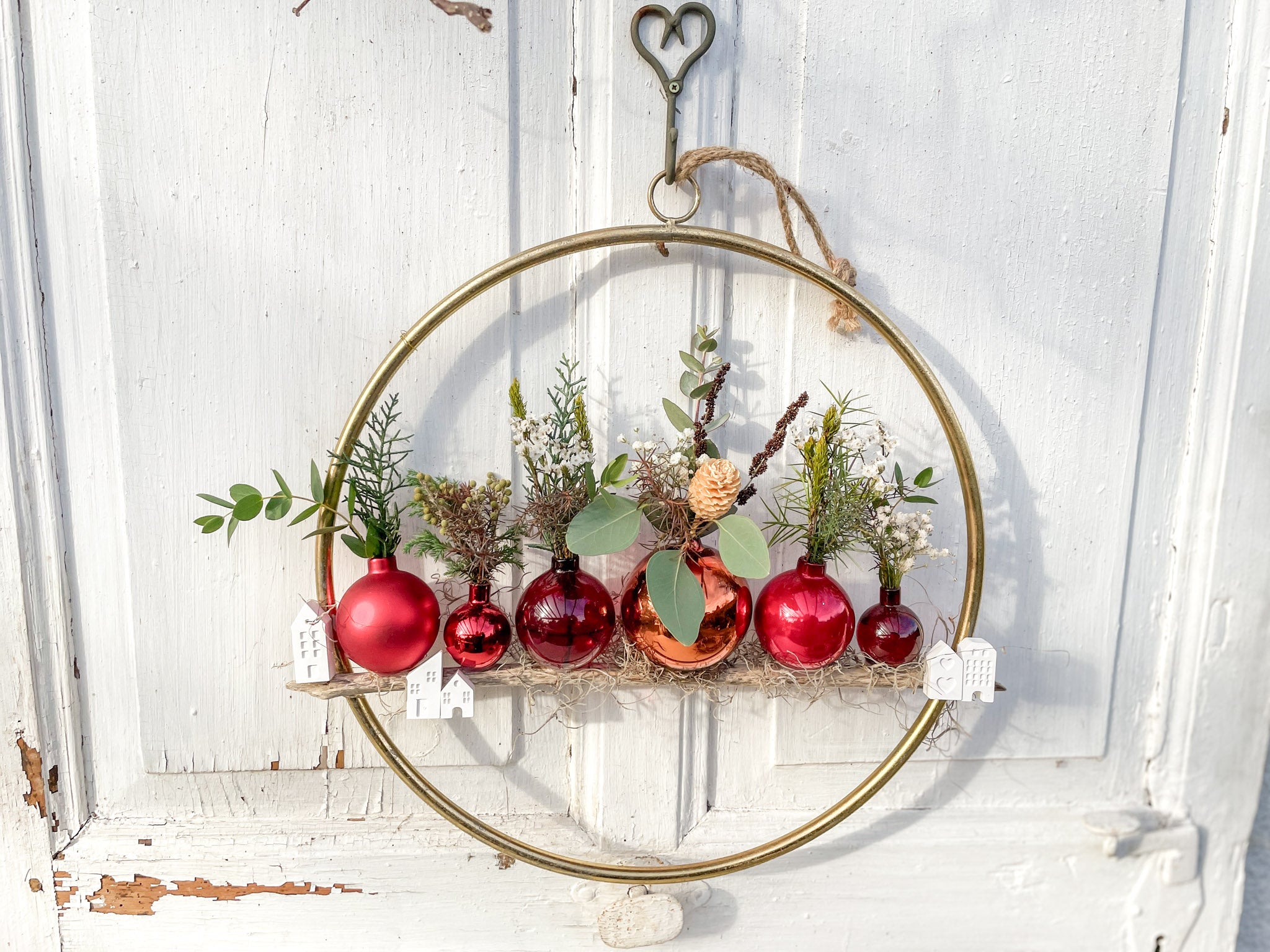 Unikat ‚Golden Circle‘ Querformat, goldener Ring mit Glaskugeln in Rottönen auf Treibholz, dekoriert mit Mini-Bouquets, als Tisch- oder Wanddekoration