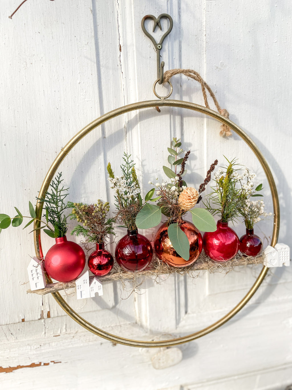 Unikat ‚Golden Circle‘ Hochformat, goldener Ring mit Glaskugeln in Rottönen auf Treibholz, dekoriert mit Mini-Bouquets, als Tisch- oder Wanddekoration