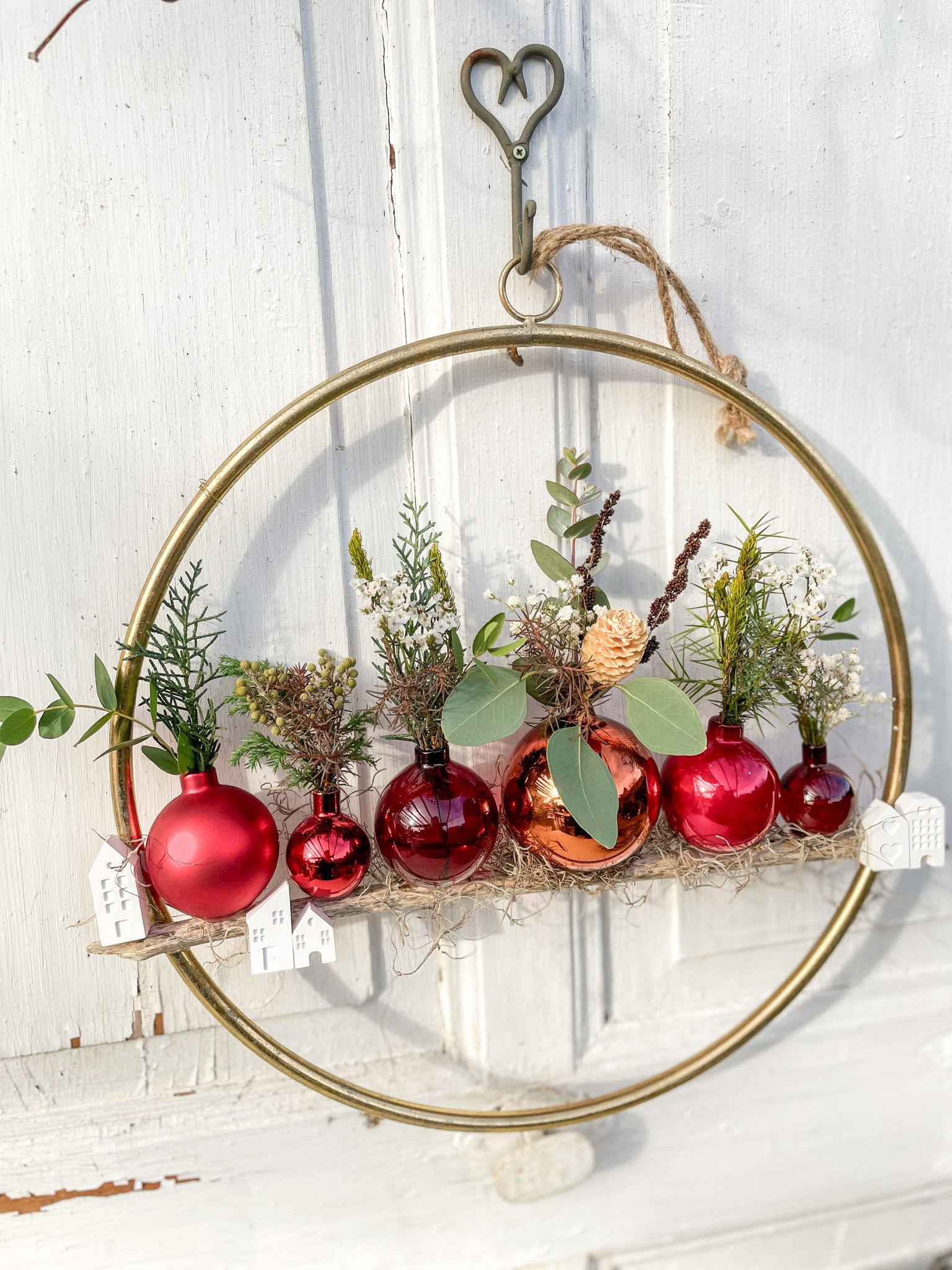 Unikat ‚Golden Circle‘ Hochformat, goldener Ring mit Glaskugeln in Rottönen auf Treibholz, dekoriert mit Mini-Bouquets, als Tisch- oder Wanddekoration