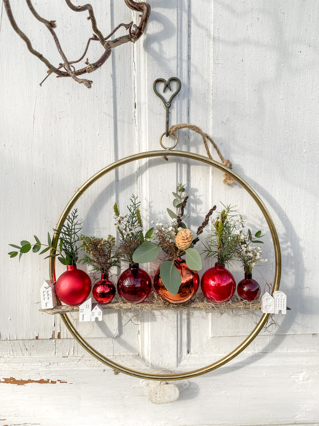 Unikat ‚Golden Circle‘ Hochformat, goldener Ring Ø 30 cm, dekoriert mit Glaskugeln in Rottönen auf Treibholz, integrierte Vasen mit Mini-Bouquets aus Eukalyptus, Tannen- und Koniferengrün und saisonalen Blüten