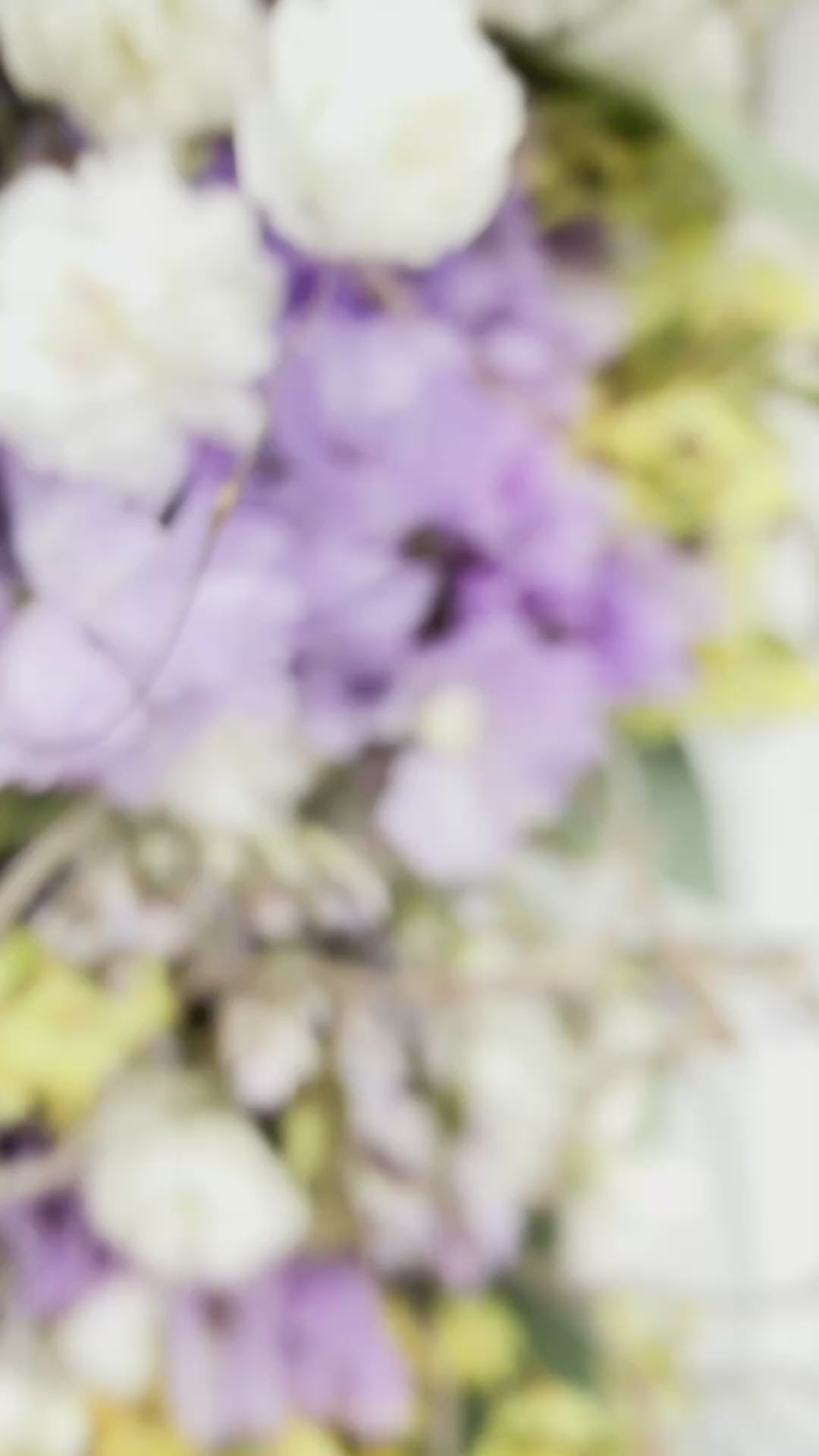 Handgefertigter Blumenring FlowerLoop in Flieder und Gelb als stilvolle Wanddeko