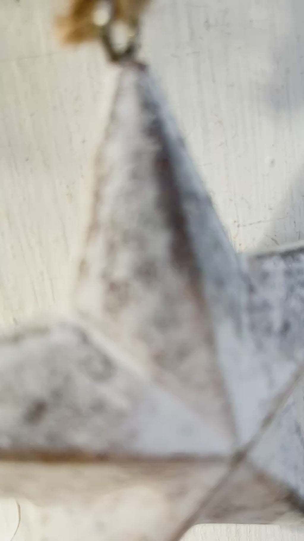 Video zeigt den 1/2 Winter-Loop ‚Evergreen Canopy‘ auf Metallring weiß halbseitig dekoriert mit Eukalyptus- und Koniferengrün, Zweigen, die über den Ring hinausragen, Lerchenzapfen, Birkensternen, Dekokugeln und hängenden Sternen. Perspektiven inklusive Tür-, Wand- und Tischansicht sowie Detailaufnahmen.