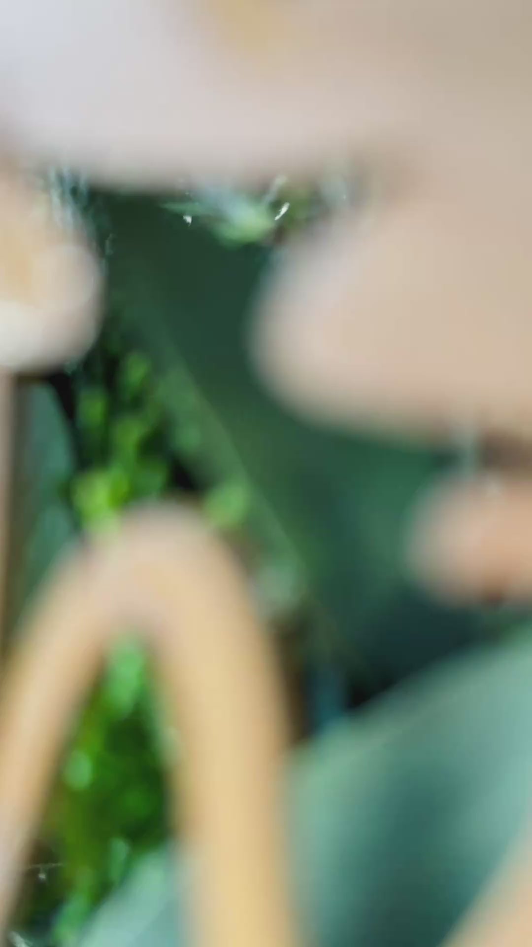 Video Winterkranz Frohe Weihnachten – handgefertigt, Schriftzug Metall rostfarben, Winterwichtel, Goldglitzer, Kranz aus Eukalyptus & Koniferengrün, S/M/L