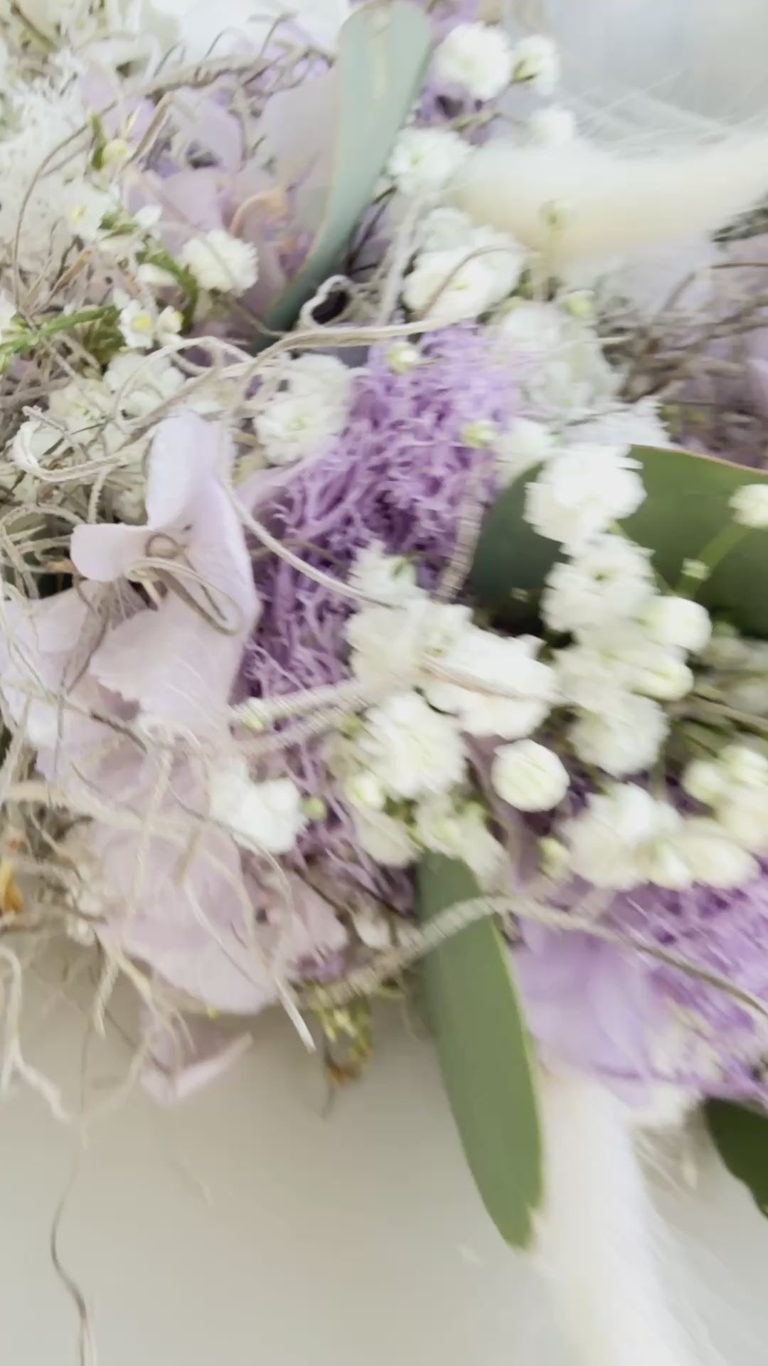 Video zeigt Floraler Alltimekranz mit frischem Eukalyptus, Hortensie und Lagurus in Weiß und Flieder