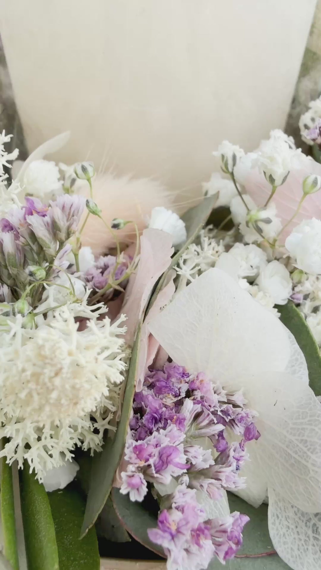 Video Blumenkranz Unikat auf Holzteller mit Glaszylinder und Kerze – Skandi Tischdeko