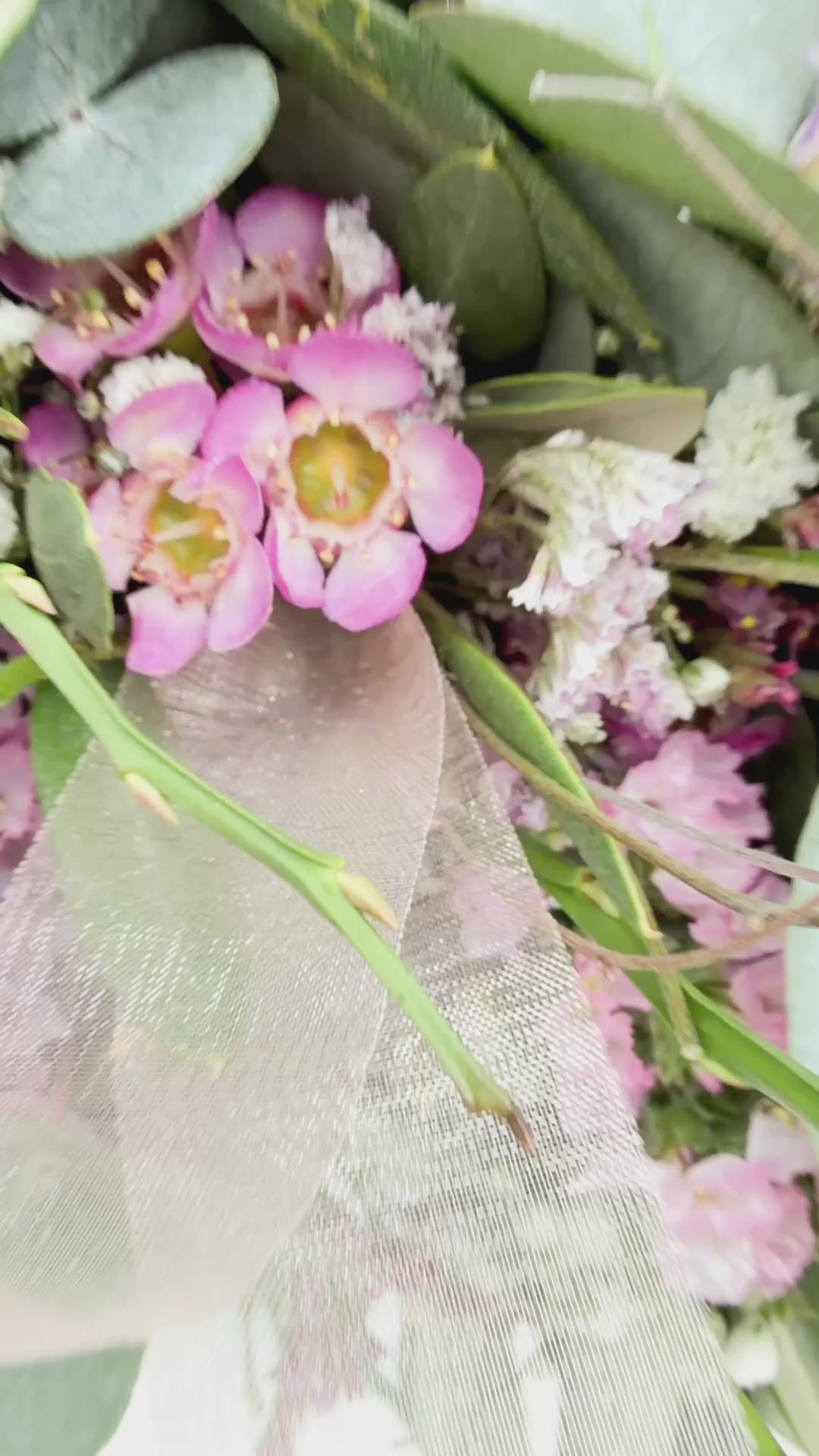 Video Hochformat: Frühlingskranz »Rosentau« zeigt florale Details