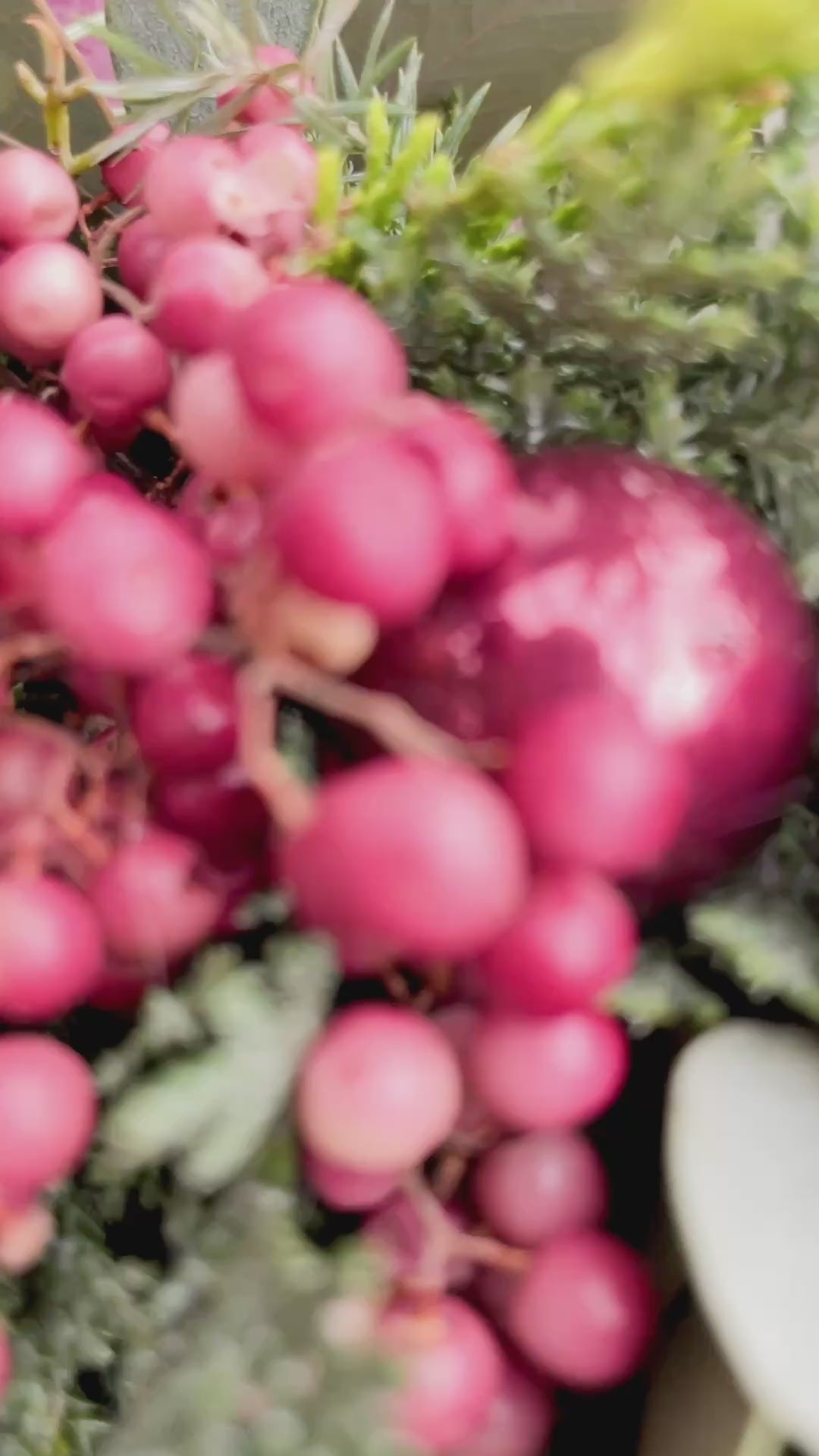 Video: Adventskranz »Rosenrot« von allen Seiten mit rosaroten Kerzen, Nadelgrün, roten Beeren und weißen Häuschen